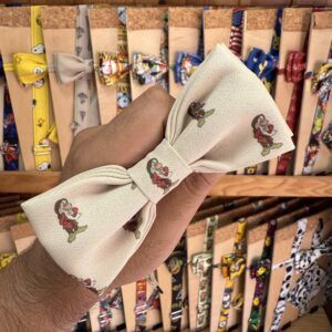 1. Lazo de tela con estampado de personajes infantiles, ideal para accesorios de moda y regalos.