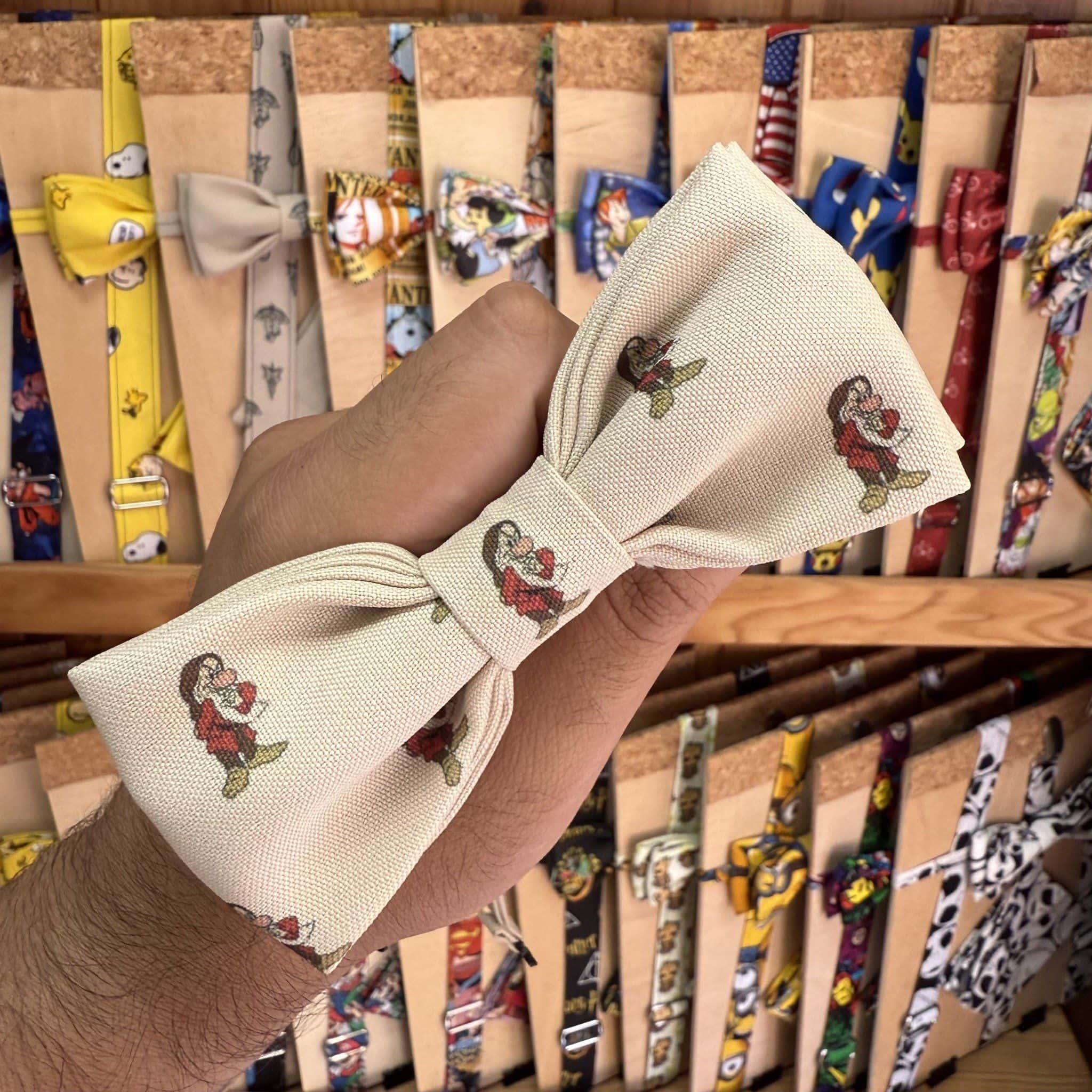 1. Lazo de tela con estampado de personajes infantiles, ideal para accesorios de moda y regalos.