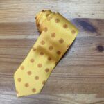 Corbata de seda amarilla con botones en diseño elegante y exclusivo.