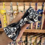 Cinta de tela estampada de Harry Potter en mano, con fondo de coletero y accesorios temáticos.