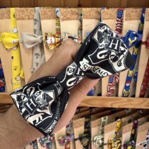 Cinta de tela estampada de Harry Potter en mano, con fondo de coletero y accesorios temáticos.