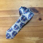 Cinta de seda azul con diseño tradicional, perfecta para accesorios y decoración bohemia.