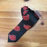 Corbata negra con nubes rojas estilo ninja, diseño original y elegante para eventos temáticos y cosplay.