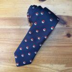 Corbata de Pokémon con diseño de Poké Balls en azul oscuro para amante de los videojuegos.
