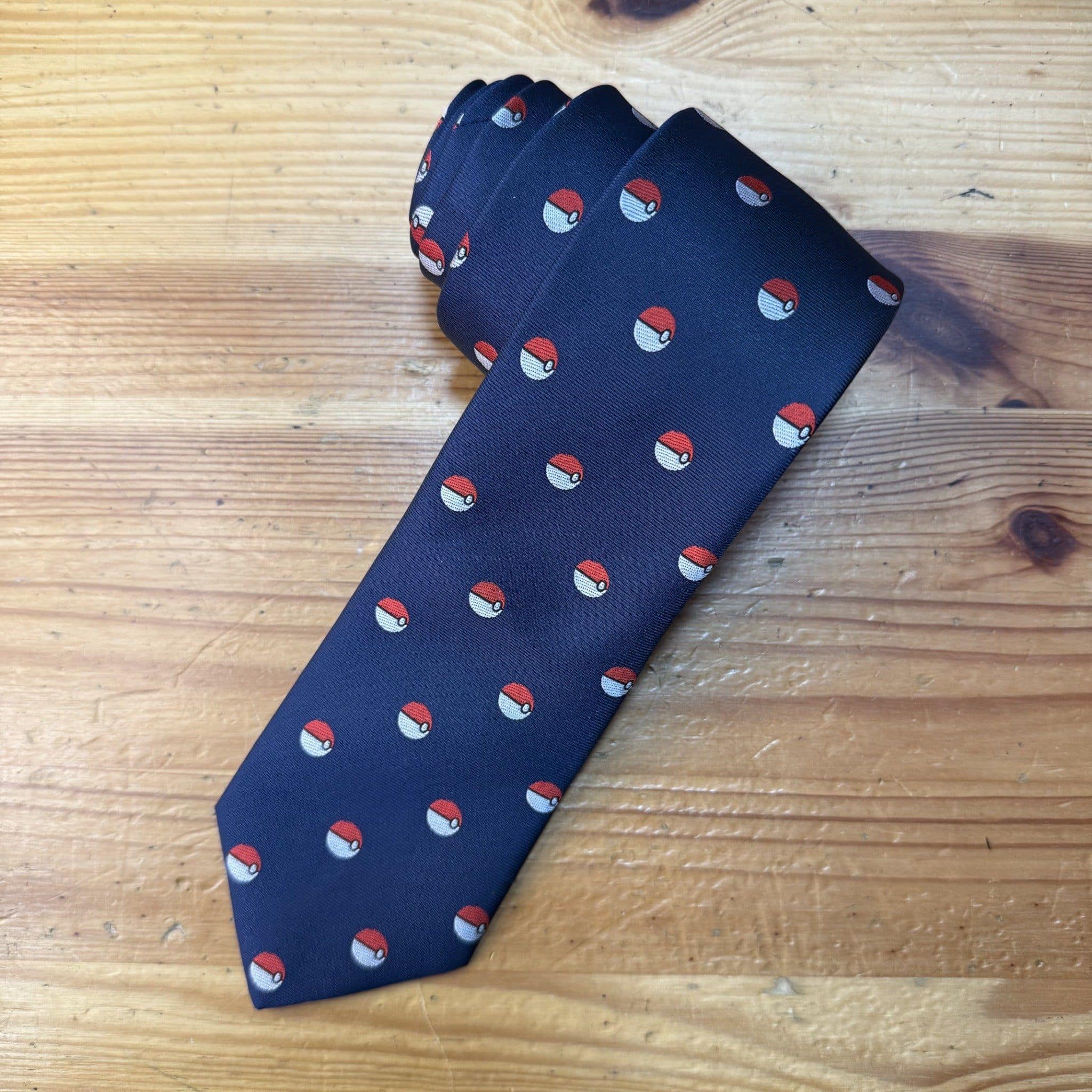 Corbata de Pokémon con diseño de Poké Balls en azul oscuro para amante de los videojuegos.