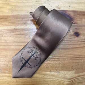 Corbata de seda en color marrón con logo y diseño de árbol, perfecta para accesorios elegantes y moda masculina.