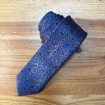 Corbata de seda azul con diseño paisley para eventos formales y elegantes.