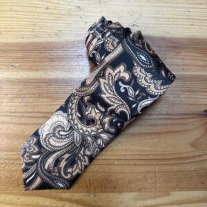 1. Foulard de seda con estampado paisley en tonos beige y negro para mujer.