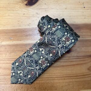 1. Corbata de seda con diseño floral vintage en tonos oscuros y dorados.