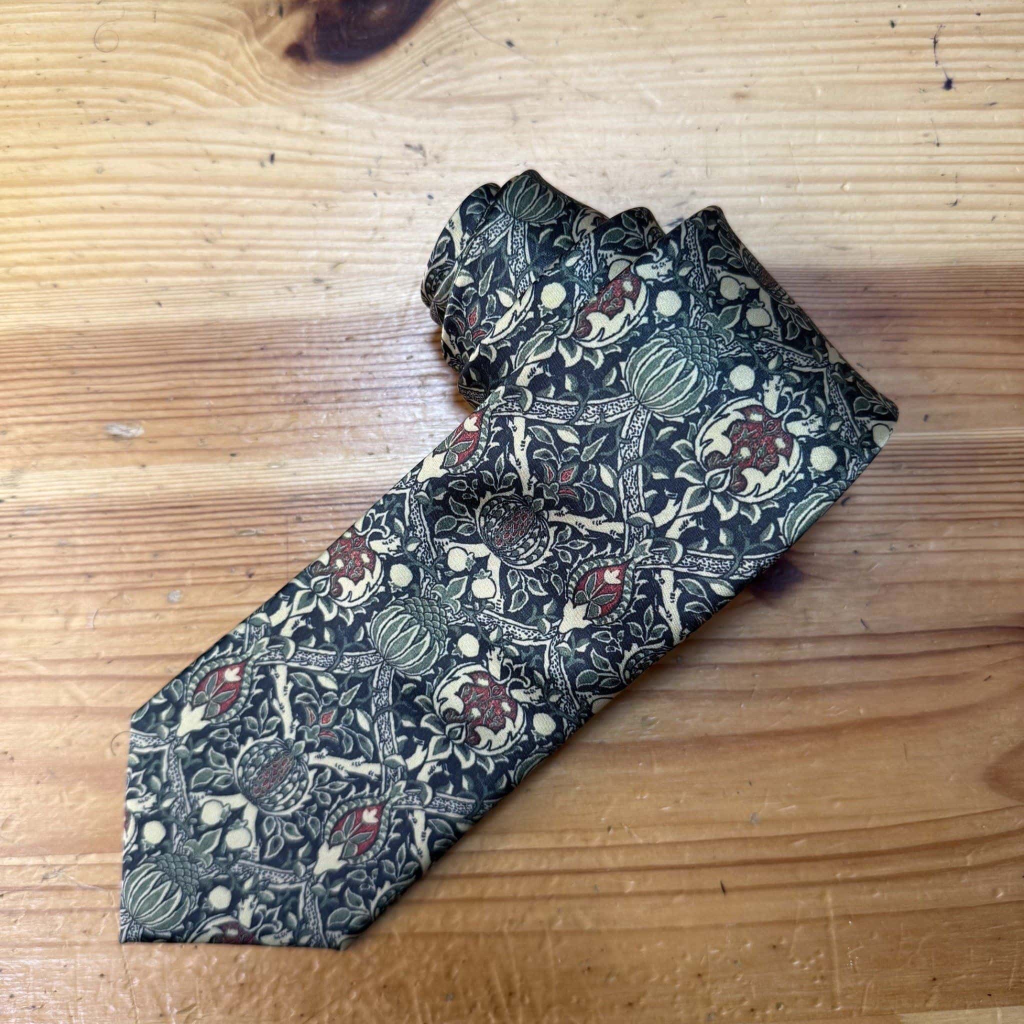 1. Corbata de seda con diseño floral vintage en tonos oscuros y dorados.