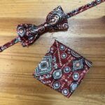 Colorido conjunto de pañuelo y corbata de seiscientos, con estampado de bandana, ideal para accesorios de moda vintage.