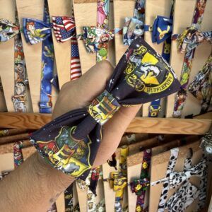 Colorida diadema y accesorios de Harry Potter en tienda de complementos.