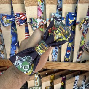 Lazo de tela con estampados de videojuegos y personajes de Nintendo, en tienda de accesorios para mascotas.