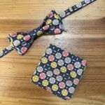 1. Bandeja y pañuelo con estampado geométrico en tonos navy, beige, coral y amarillo.