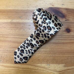 1. Lazo de tela con estampado de leopardo en tonos beige y negro para moda y accesorios.