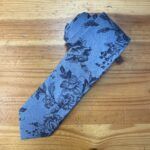 Corbata de lino azul con estampado floral para hombre y mujer, elegante y moderna.
