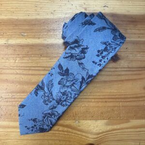 Corbata de lino azul con estampado floral para hombre y mujer, elegante y moderna.