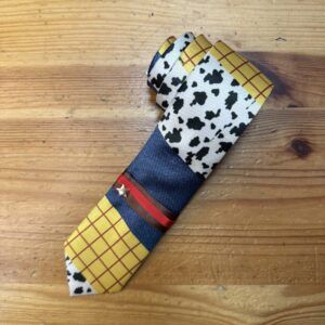 1. Corbata de moda con estampados cowprint y cuadros en tonos amarillos y azules.