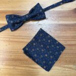 Corbata de seda azul con estampado floral pequeño para hombres, elegante y de diseño exclusivo Carmenatis.