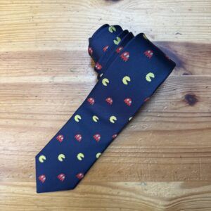 Corbata con diseño de personajes retro, ideal para coleccionistas y amantes de videojuegos.