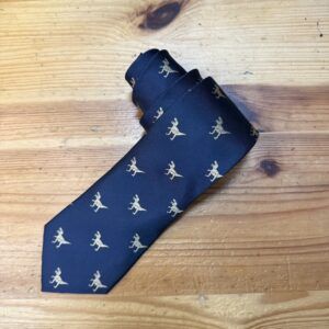 Corbata azul con estampado de ciervos en color dorado, ideal para ocasiones formales y elegantes.
