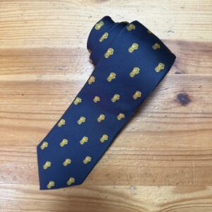 Corbata azul con diseño de pequeños osos en color dorado, elegante y moderna para ocasiones formales.