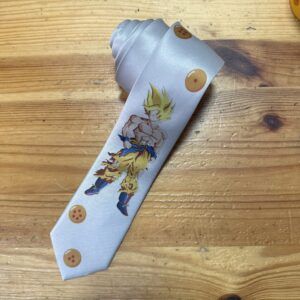 Corbata de seda con dibujo de Goku en modo Super Saiyan, ideal para fanáticos de Dragon Ball y la moda infantil.