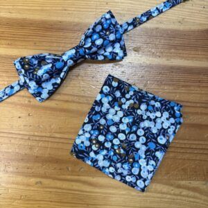 1. Lazo y pañuelo de tela con estampado floral en tonos azules y blancos para hombre o mujer.