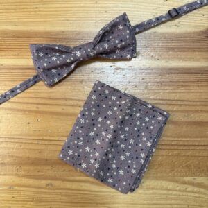Corbata y pañuelo de seda con estampado floral en tonos grises para eventos elegantes.