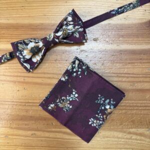 Corbata y pañoleta con estampado floral en tonos burdeos y beige.