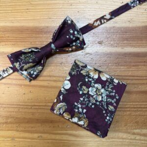 Pañuelo con lazo de estampado floral en tonos burdeos y beige.