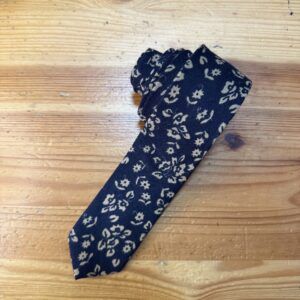 1. Lazo de tela con estampado floral en color azul marino y blanco para accesorios de moda.