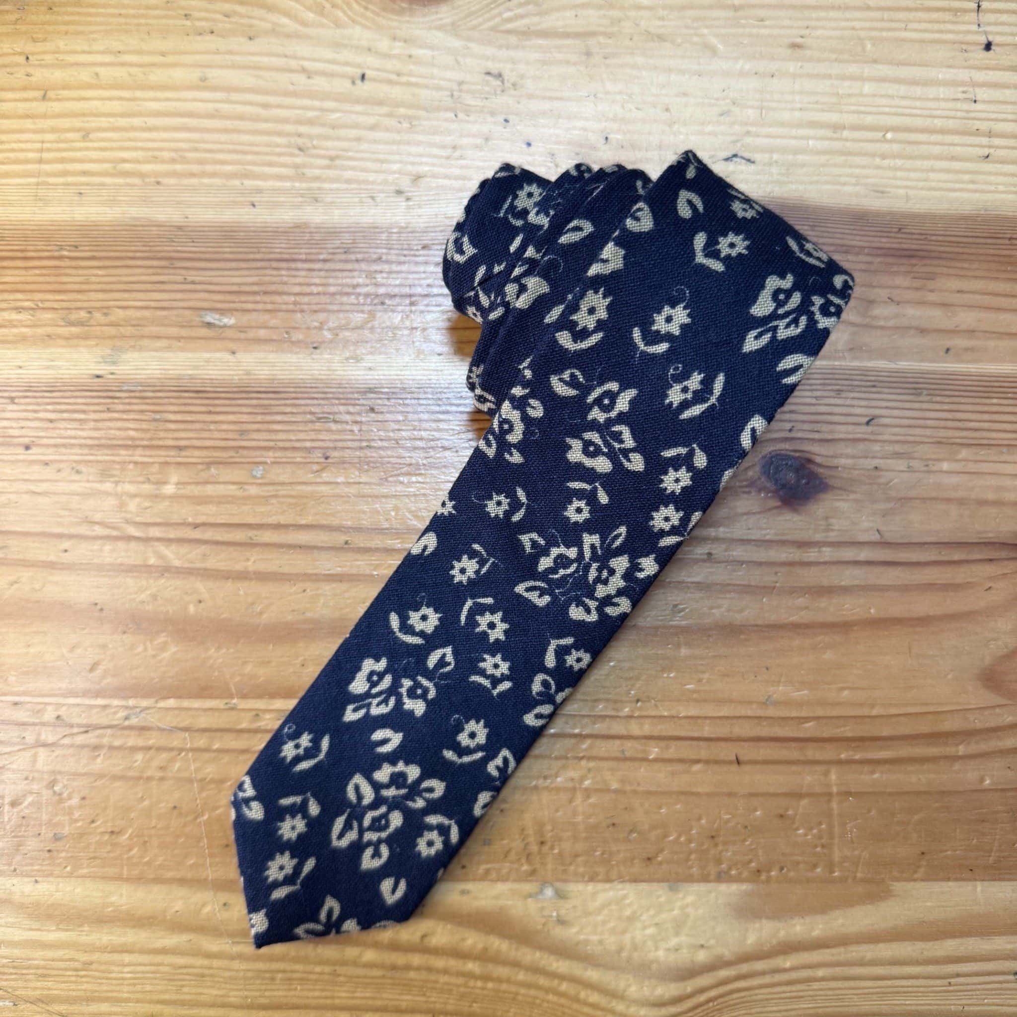 1. Lazo de tela con estampado floral en color azul marino y blanco para accesorios de moda.