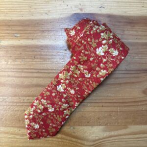 1. Pañuelo de tela con estampado floral en color rojo y oro elegante.