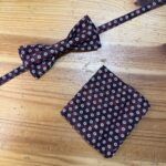 1. Lazo de tela con estampado de flores blancas en fondo burdeos para accesorios de moda.