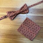 Lazo de tela con estampado floral en tonos terracota y bufanda coordina con la bandana a juego. Diseño elegante y perfecto para accesorios de moda.
