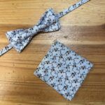 1. Pañuelo de seda con estampado floral y lazo, accesorio elegante y sofisticado para mujer.