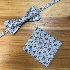 1. Pañuelo de seda con estampado floral y lazo, accesorio elegante y sofisticado para mujer.