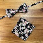 1. Pajarita y máscara de tela con estampado floral sobre madera natural.
