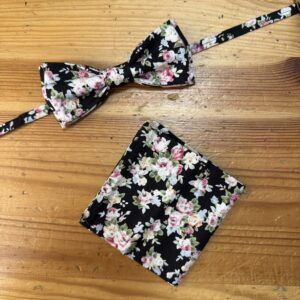 1. Pajarita y máscara de tela con estampado floral sobre madera natural.