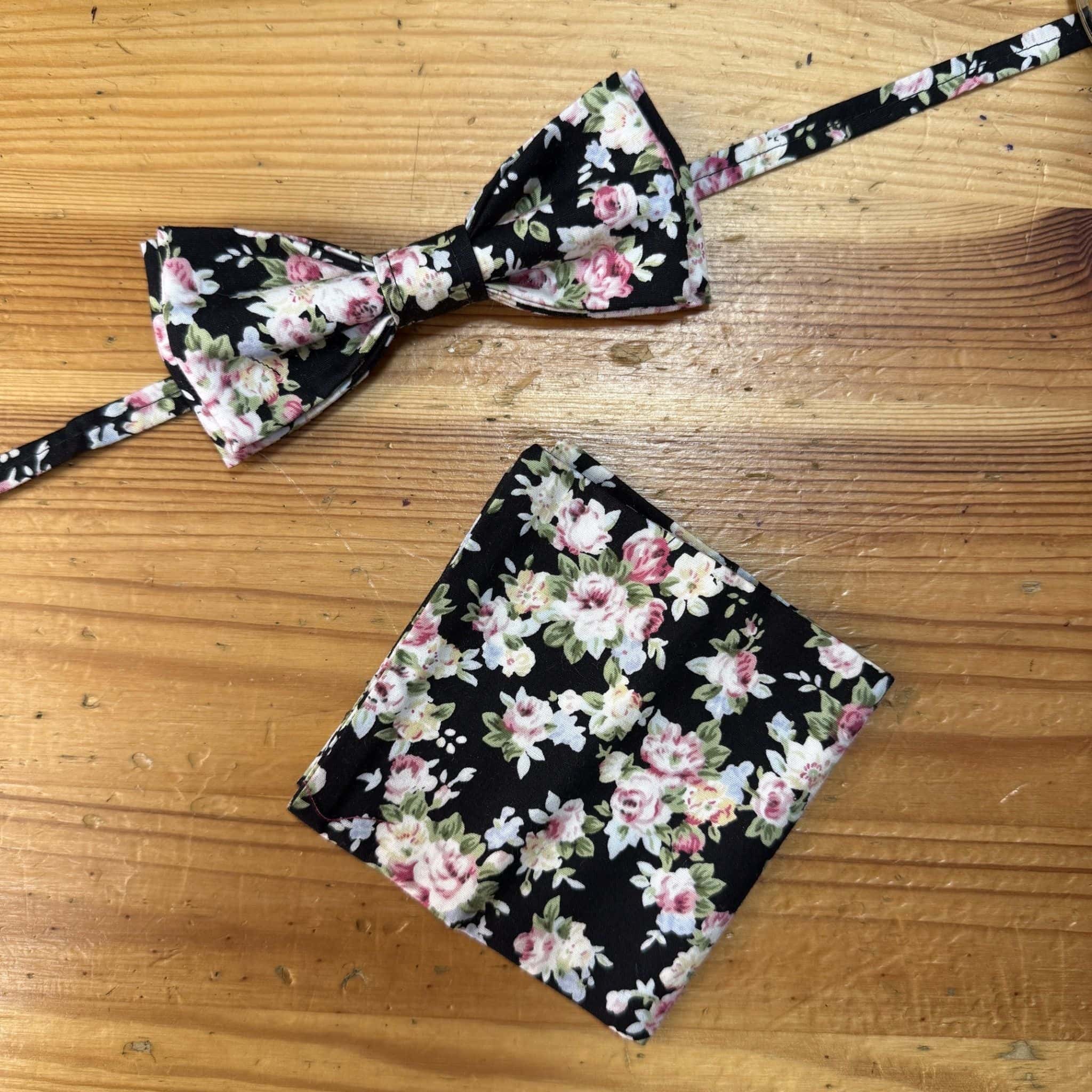 1. Pajarita y máscara de tela con estampado floral sobre madera natural.