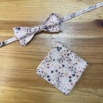 1. Corbatín y pañuelo con estampado floral en tonos beige y colores primaverales.