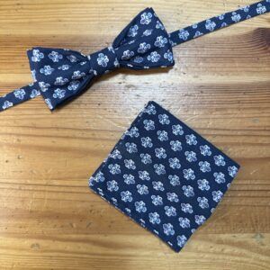 Corbata y pañuelo de pétalos de flores azul marino para hombre o mujer.