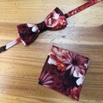 Corbata y paño bordado con flores en tonos rojos y rosados, accesorios de moda para ocasiones elegantes.