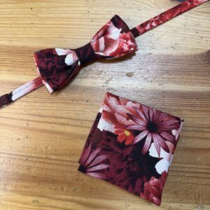 Corbata y paño bordado con flores en tonos rojos y rosados, accesorios de moda para ocasiones elegantes.