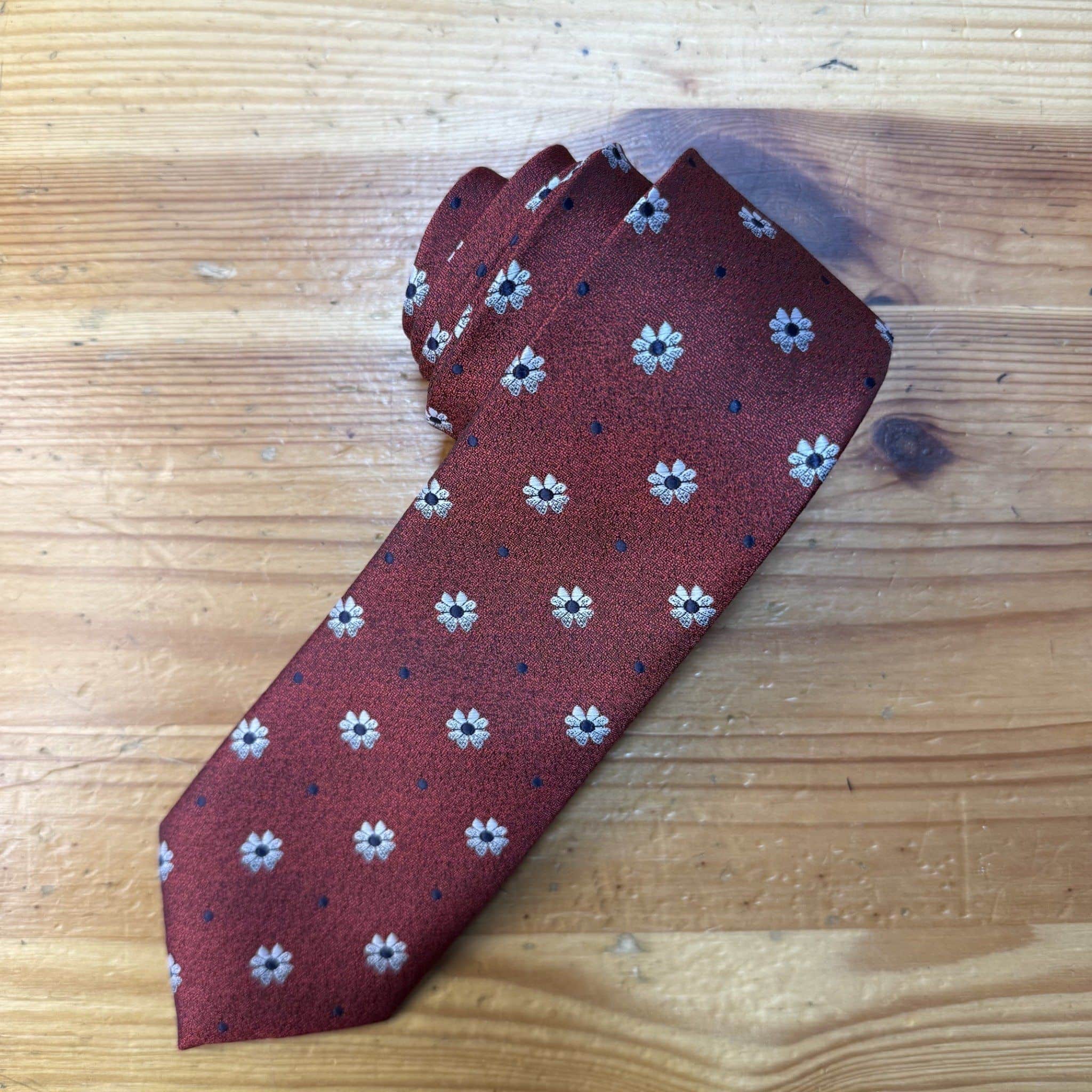 Cinturón de seda con diseño de flores en tonos burdeos y blanco, ideal para moda femenina elegante.