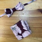 Lazo de tela con estampado floral en tonos rosa y burdeos para eventos formales o casuales.