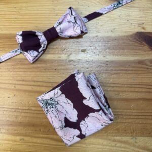 Lazo de tela con estampado floral en tonos rosa y burdeos para eventos formales o casuales.