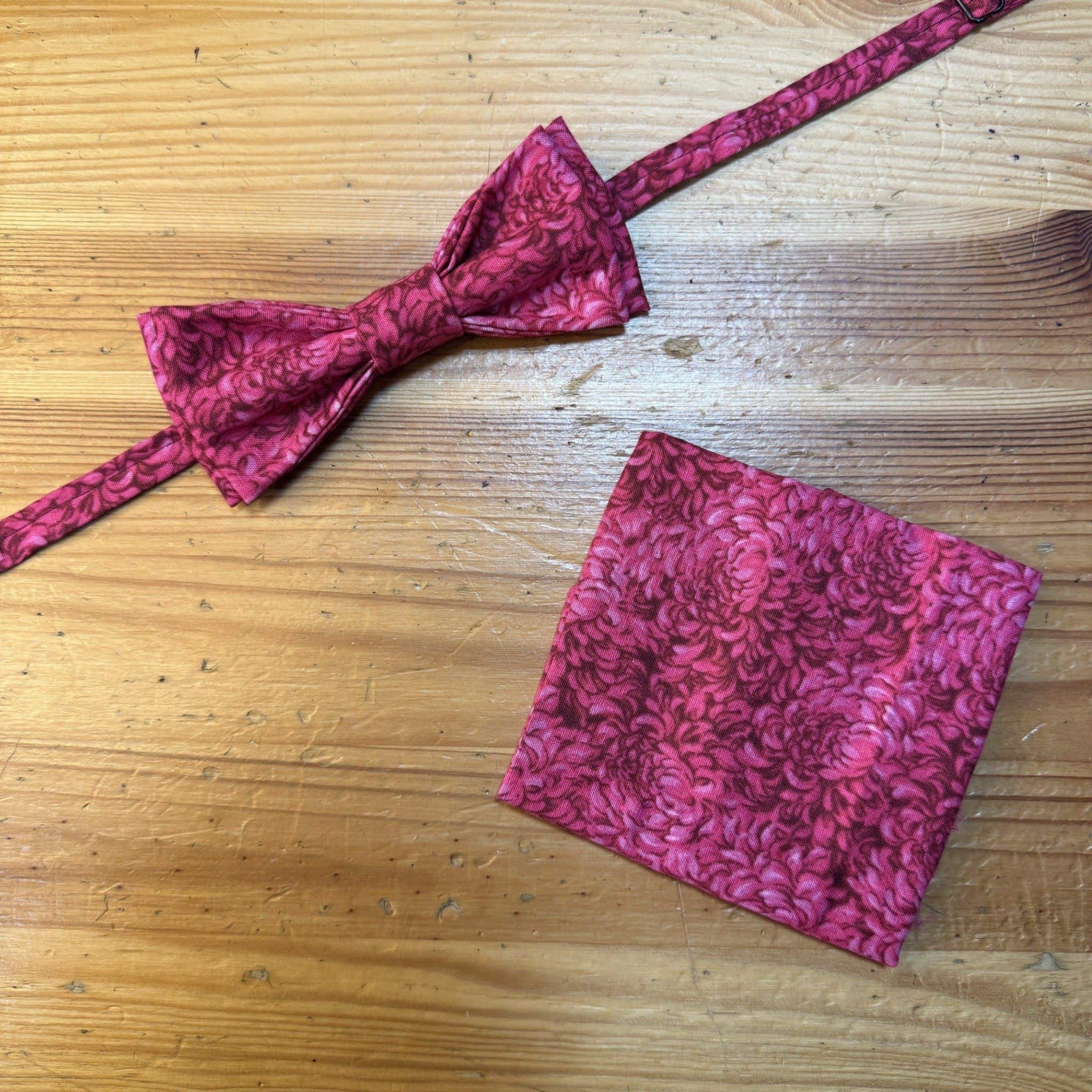 Corbata de lazo y pañuelo de tela en estampado floral rosa y negra para moda femenina y accesorios elegantes.