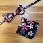 Banda y pañuelo de tela con estampado floral en colores rosa, blanco, azul y negro para accesorios de moda.